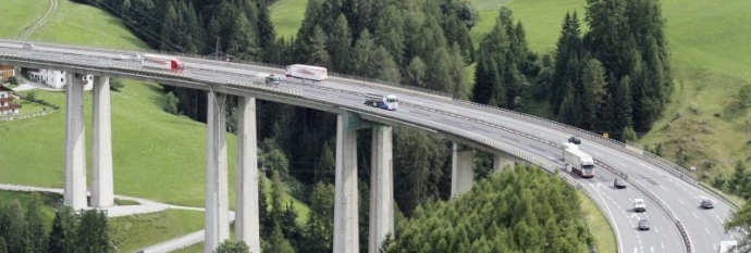Ausztriában júniustól változnak a tehergépjárművekre vonatkozó szabályok a háromsávos autópályákon